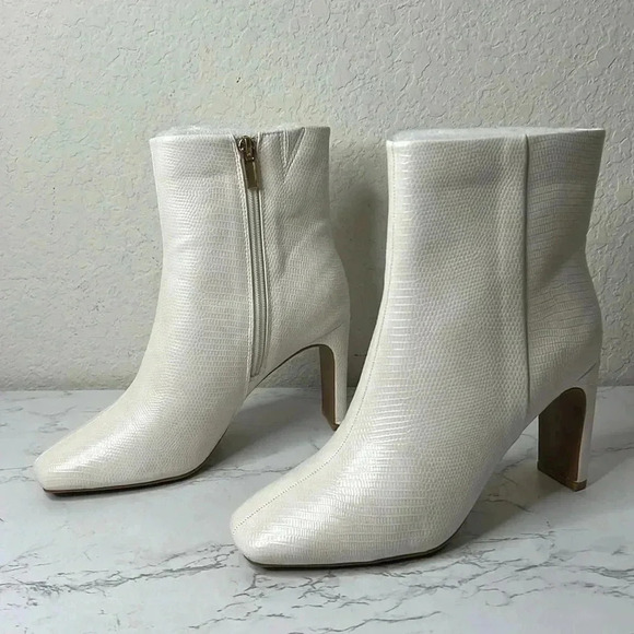 Journee Collection Sarla Bootie 8 - Picture 1 of 13